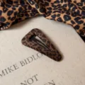 Pinza de pelo de leopardo para mujer, horquilla triangular lateral con tela suave y clip de metal. - Pinza BB Triángulo de Leopardo de Terciopelo
