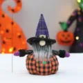 Halloween Plüsch Wichtel Puppe mit violettem kariertem Hut und Kürbiskörper, Deko Ornament. - Lila Hut (QD22B510PurpleHat) / 25cm