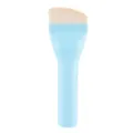 Pinceau à maquillage large avec manche bleu et poils souples pour une application parfaite. - Bleu ciel