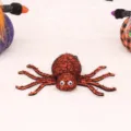 Halloween Plüsch Simulations Spinne Spielzeug, gruselige Stoff Spinne Party Deko, Spukhaus Requisite. - Orange-Schwarz Gitter-Stil (QD22B500A) / Orange Und Schwarz