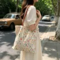 Blumen Bestickung Segeltuch Tragetasche für Damen, große Kapazität Pendler Schultertasche. - Besticktes Blumendruck-Design / Beige