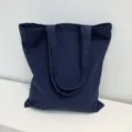 Detailansicht der dunkelblauen Segeltuchtasche mit strapazierfähigem Stoff und stabilen Griffen. - Marineblau
