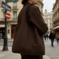 Detailansicht einer einfarbigen, dunkelbraunen Canvas-Tragetasche mit robustem Stoff. - Kaffeebraun