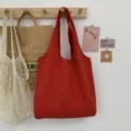 Schlichte rote Stofftasche Hängedetail, strapazierfähiges Baumwollmaterial für den Alltag. - Rot