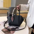 Bolso de cuero genuino negro con pañuelo, gran capacidad bolso de hombro elegante. - Negro