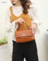 Elegante Damen Lederhandtasche und Umhängetasche mit Metallschloss für das tägliche Pendeln. - Karamellbraun