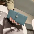 Detailansicht der tealblauen Damen Geldbörse aus echtem Leder mit praktischem Riemenverschluss. - Blau