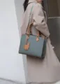 Elegante Leder Handtasche für Damen, stilvolle Shopper Umhängetasche mit Hasen Anhänger. - 30*26*13CM / Mandelgrün