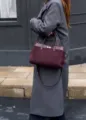 Damen Handtasche aus Wildleder in Weinrot, elegante Umhängetasche mit Metallverschluss. - Ancorra Rot