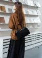 Schwarze Wildleder Handtasche im Kelly Stil, elegante Umhängetasche mit Henkel und Metallverschluss - Schwarz