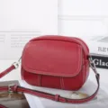 Rote Umhängetasche aus Leder für Damen, elegante kleine quadratische Schultertasche mit Details. - Klein Größe / Burgunderrot