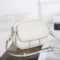 Vista dettagliata della borsa a tracolla in pelle bianca, elegante borsa da donna con patta. - Bianco Latte