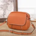 Orangefarbene Damen Umhängetasche aus Leder, kleine Handtasche mit Doppelreißverschluss. - Klein Größe / Karamellbraun