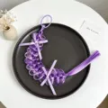 Vue détaillée de la perruque tressée violette pour enfants avec nœuds et perles mignons. - Style 6