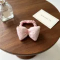 Détail d'élastique à cheveux nœud à pois rose, joli bandeau en tissu pour coiffure enfant. - Rose
