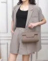 Vista dettagliata di una elegante borsa a tracolla in vera pelle, ideale per ogni look. - grigio elefante