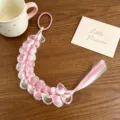 Primo piano dettagliato della treccia di capelli sintetica rosa e bianca per bambini. - Trecce Sfumate Rosa e Bianco