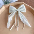 Pince à cheveux nœud blanc avec strass scintillants et délicates chaînes de perles. - Style d'accessoire / Blanc Cassé