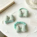 Minzgrüne Waffelstoff Schleife Haarschmuck Set mit süßen bestickten Punkten für Mädchen. - Grünes Set