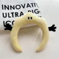 Gros plan détaillé du joli serre-tête en peluche jaune avec visage brodé et mains drôles. - 2# Jaune