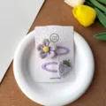 Entzückende handgemachte lila Stoff Haarklammern mit süßen Blumen und Erdbeer Motiven für Mädchen. - Lila