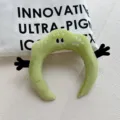 Bandeau à cheveux cartoon drôle en peluche verte avec visage brodé et petites mains, vue détail. - 3# Vert