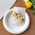 Detailaufnahme niedlicher gelber karierter Blumen und Erdbeer Stoff Haarspangen auf Karte. - 4# Gelb