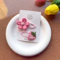 Detailansicht von Kinder Stoff Haarklammern mit süßem rosa Blumen und Erdbeer Design. - Rosarot (1#)