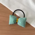 Détail d'élastique à cheveux nœud à carreaux vert et blanc, joli motif en tissu. - Chouchou Nœud Carreaux Vert