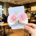 Primer plano detalle de un lindo pasador de pelo con lazo rosa y blanco con perlas. - 2# Pinza Cabello Lazo Rosa