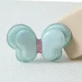 Gros plan détaillé d'un accessoire de pince à cheveux papillon double couche bleu clair. - Barrette Bleue