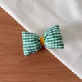 Détail de chouchou en tissu à carreaux vert et blanc, design d'accessoire mignon. - Barrette Nœud Carreaux Vert