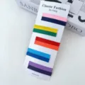 Vue détaillée du lot de pinces à cheveux colorées, pinces simples et douces sur carte de présentation. - Style 2