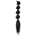 Vue détaillée de l'extension de cheveux tressée avec des mèches noires et bleues et attache. - 1 Pièce / Tresse Bulle Noire Mèche Bleu Brume