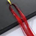 Détail d'extension de tinsel de cheveux rouges étincellants, idéal pour coiffure tendance. - Rouge de Chine