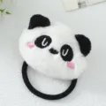 Gros plan détaillé du chouchou panda en peluche, texture duveteuse et élastique noir fin. - Expression Panda Style B