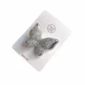 Detaillierte Ansicht der glitzernden silbernen Schmetterlingshaarspange auf Displaykarte. - Silber Material (Ohne Klammer)
