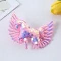 Gros plan de la pince à cheveux licorne pailletée rose, soulignant de superbes détails brillants. - Pince à Cheveux Rose