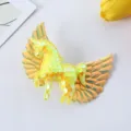 Gros plan détaillé de la pince à cheveux aile de licorne à sequins jaunes brillants. - Pince à Cheveux Jaune