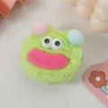 Adorable pince à cheveux en peluche monstre vert avec grands yeux et lèvres roses mignonnes. - Vert