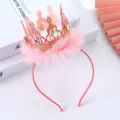 Detailansicht des niedlichen rosa Kronen-Haarreifs mit Glitzer, Strass und Tüll für Kinder. - Rosa