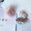 Vue détaillée de la pince à cheveux et broche mignonne en peluche oreilles de lapin. - Pince à cheveux et broche à double usage / Rose