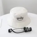 Vista detallada del sombrero de pescador blanco con pantalla facial transparente extraíble. - Adulto / Doble Cara Beige con Blanco y Protector Facial