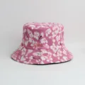 Gros plan sur le motif floral rose et les détails du tissu du chapeau bob. - Taille unique / Rose