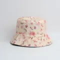 Détail du chapeau bob avec son joli imprimé de fleurs de cerisier roses. - Taille unique / Light jaune
