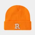 Bonnet en tricot orange vif avec lettre R blanche brodée élégante pour l'hiver et l'automne. - Orange