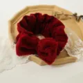 Fascia soffice rossa con grazioso fiocco, consistenza morbida ideale per il trucco quotidiano. - Borgogna