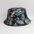 Vue détaillée du chapeau bob à imprimé tropical tendance, tissu noir avec des fleurs colorées. - Taille unique / Couleur 2
