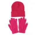 Detail van de helderroze gebreide muts en touchscreen handschoenen voor warme winter. - Eén maat / Rozerood