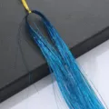 Gros plan détail de mèche de cheveux brillante bleue extension sur support texturé noir. - Bleu ciel